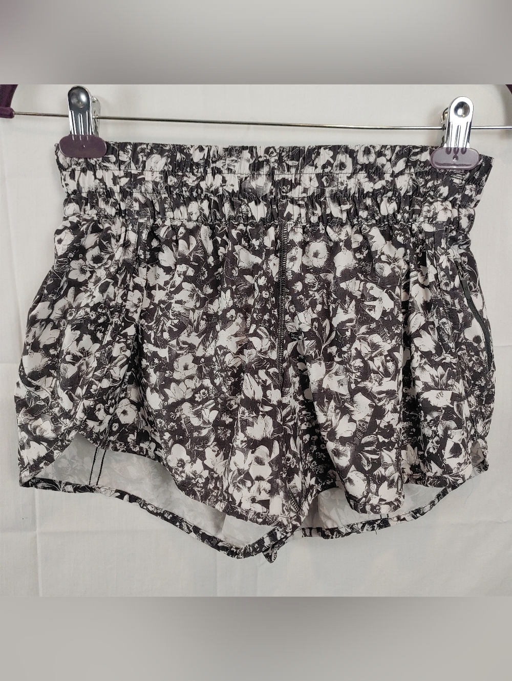 Lululemon Tracker Running Short V (4")Mash Up White /Black Floral Size 10